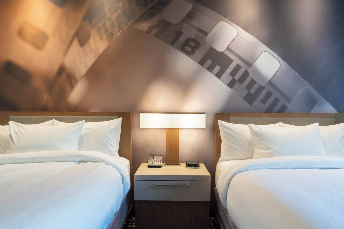 1 bedroom, pillow-top beds, desk, laptop workspace