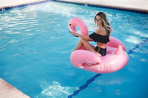 Outdoor pool - Glendale Express Hotel (Glendale)