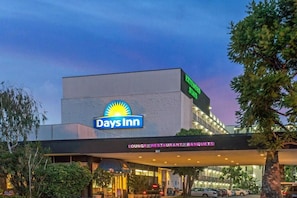 A Days Inn building with a sign indicating it offers a lounge, restaurant, and banquets.