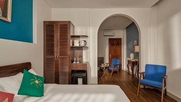 Luxe tweepersoonskamer, balkon | Een minibar, een kluis op de kamer, een bureau, geluiddichte muren