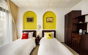 Chambre Luxe avec lits jumeaux, balcon | Minibar, coffres-forts dans les chambres, ameublement personnalisé