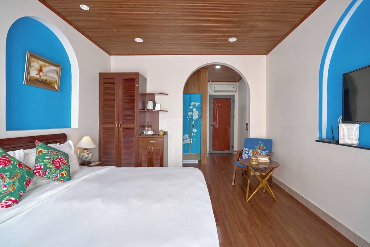 Luxury Twin Room, Balcony | Minibar, in-room safe, individually furnished, desk