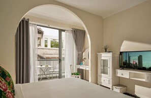 Minibar, in-room safe, individually furnished, desk - Chez Mimosa Petite (Ho Chi Minh City)