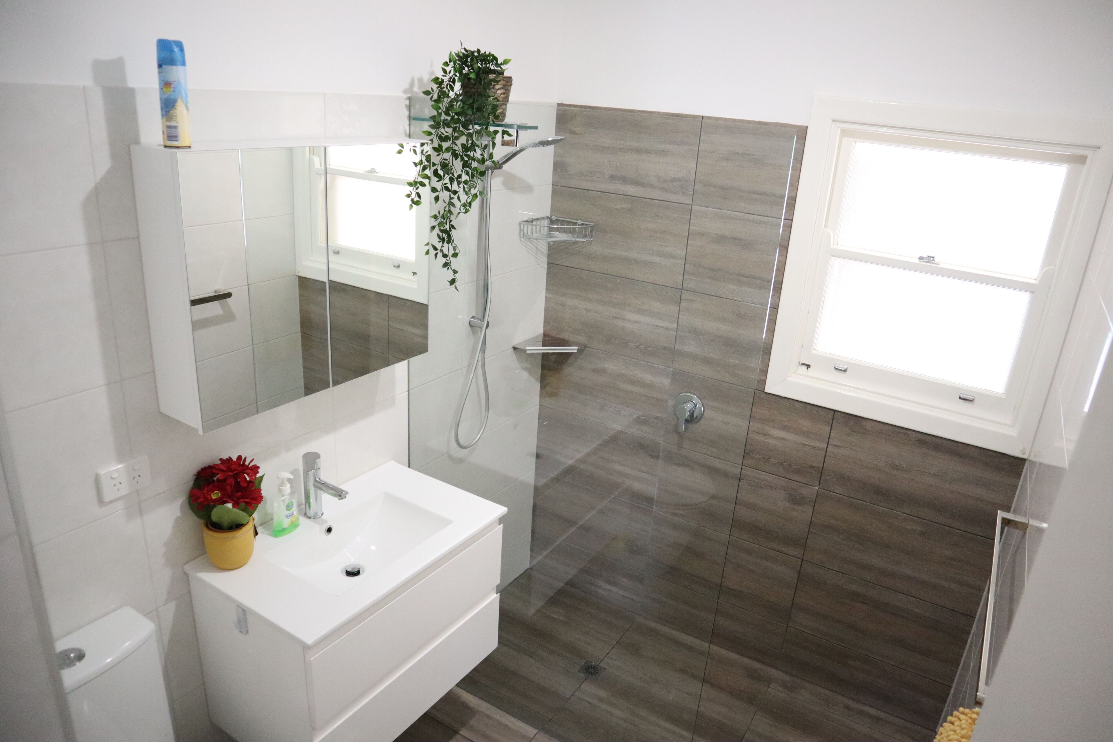 Een douche, een haardroger, handdoeken, zeep