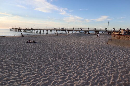 Fantastische Lage, nur einen kurzen Spaziergang von der Jetty Road entfernt oder mit der Straßenbahn in die Stadt.
