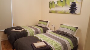 Spa - Fantastic location, only a short walk to Jetty Rd or hop on a tram to the city. (Glenelg East)