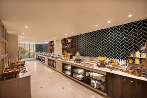 每日供應自助早餐 (每人 INR500)