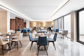 Se ofrece un desayuno bufé (13 EUR por persona)