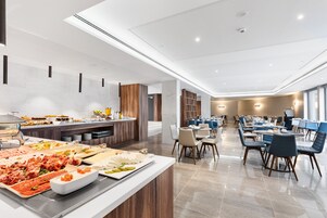 每日供应自助式早餐（每人 EUR 13）