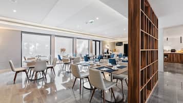 Colazione a buffet, servita tutte le mattine (13 EUR a persona)