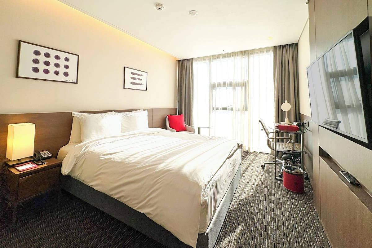 Club Room, 1 Queen Bed, Non Smoking | In-room safe, desk, laptop workspace, free WiFi