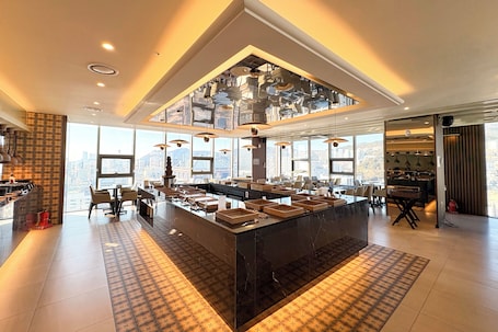 Breakfast and lunch served