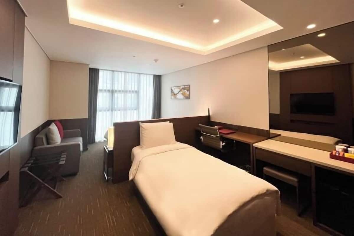 In-room safe, desk, laptop workspace, free WiFi