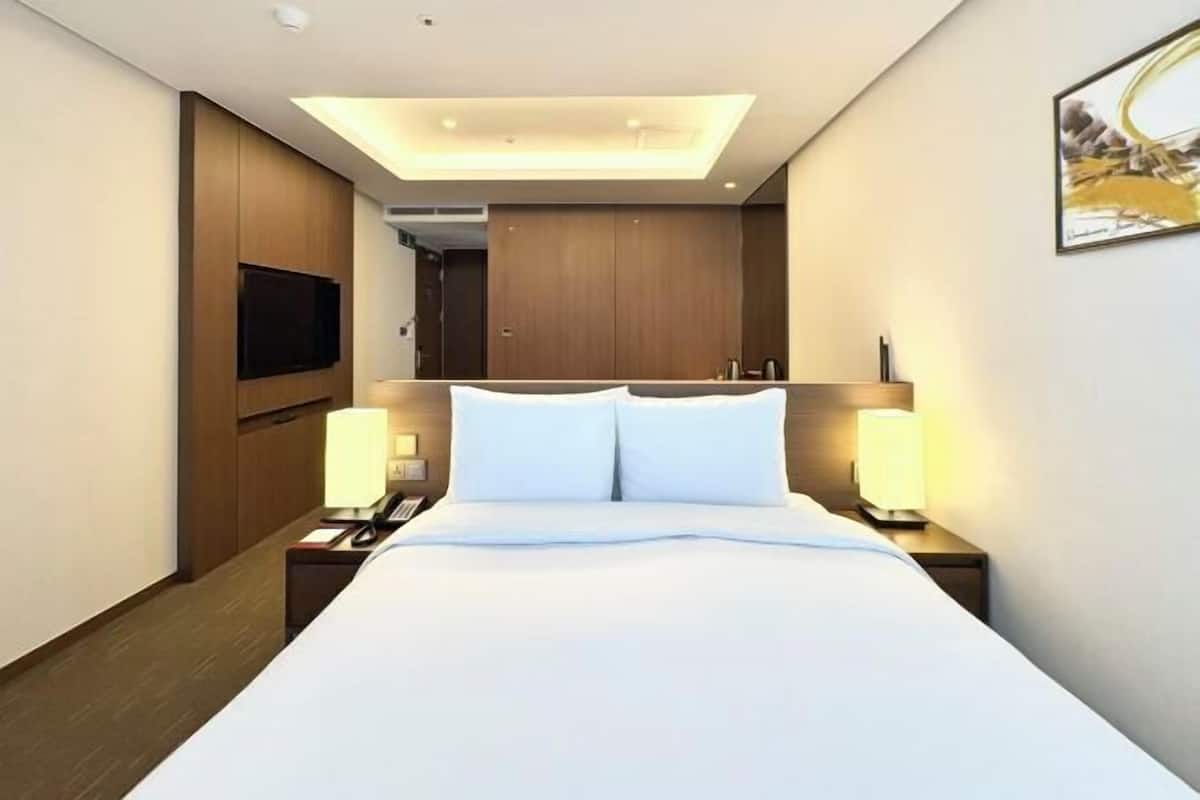 In-room safe, desk, laptop workspace, free WiFi