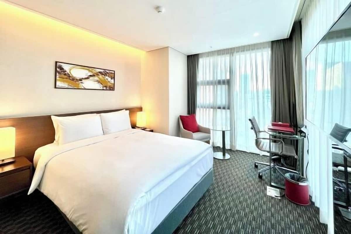 In-room safe, desk, laptop workspace, free WiFi
