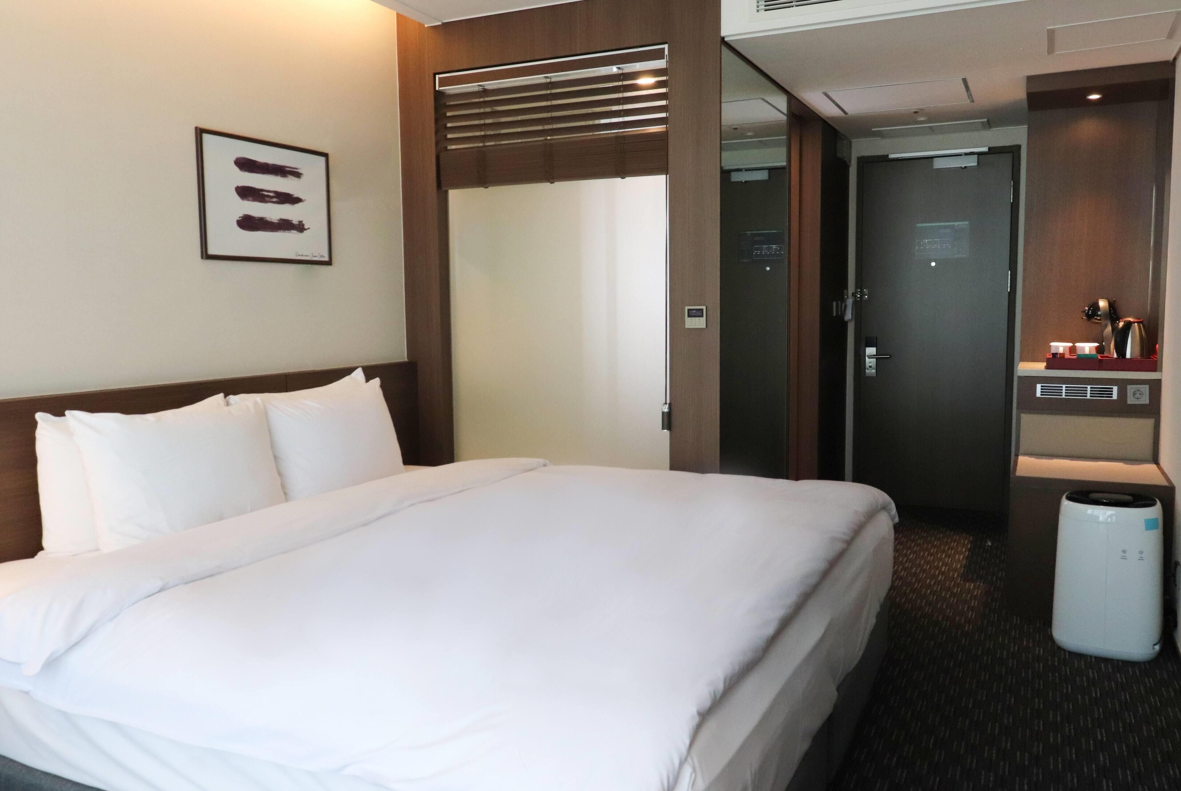 Club Room, 1 Queen Bed, Non Smoking | In-room safe, desk, laptop workspace, free WiFi