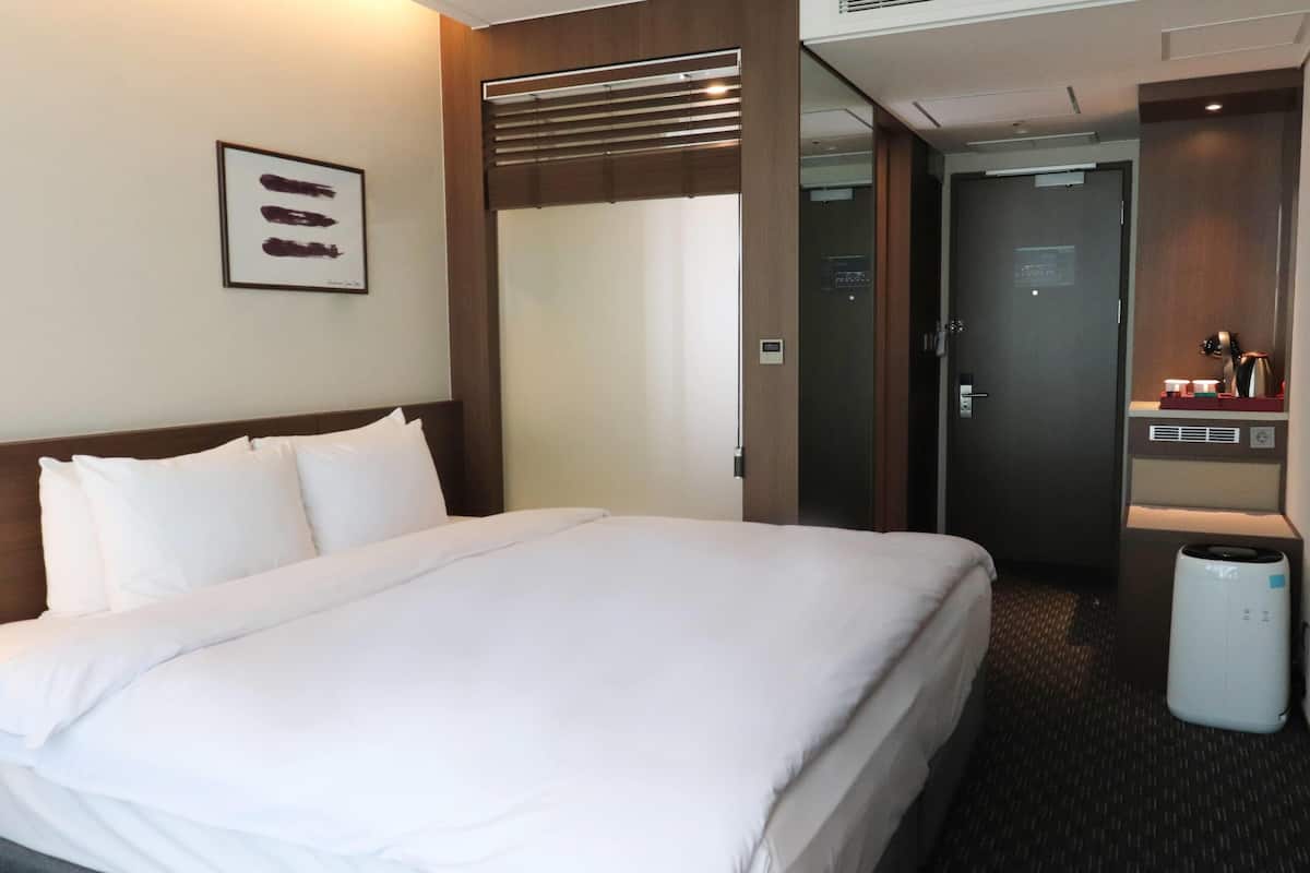 Club Room, 1 Queen Bed, Non Smoking | In-room safe, desk, laptop workspace, free WiFi