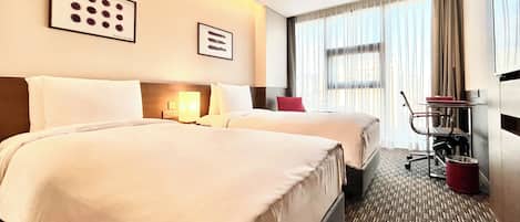 Habitación de hotel con dos camas, un escritorio, una silla, un televisor y una ventana con cortinas.