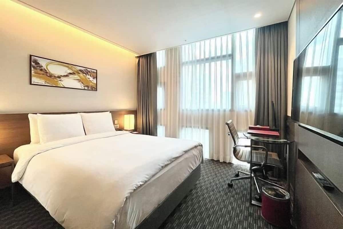 In-room safe, desk, laptop workspace, free WiFi