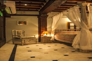 Escritorio, tabla de planchar con plancha y camas plegables/adicionales 