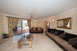 Fernseher, DVD-Player, Tischtennisplatte, Stereoanlage