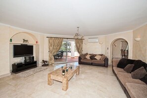 Télévision, lecteur de DVD, table de tennis de table, chaîne hi-fi