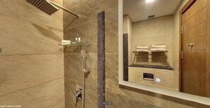 Regendusche, kostenlose Toilettenartikel, Haartrockner, Hausschuhe