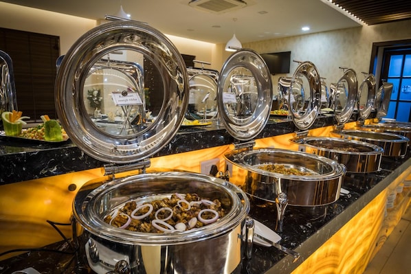 Petit déjeuner, déjeuner et dîner servis sur place