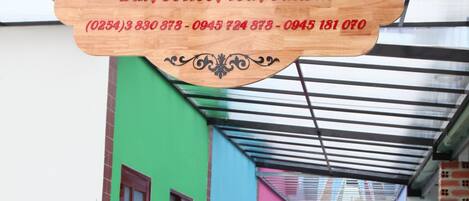 Framhlið gististaðar – að kvöld-/næturlagi