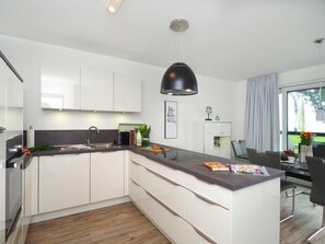 Een koelkast, een microgolfoven, een oven, een vaatwasser