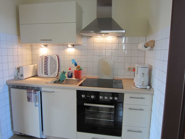 Køleskab, ovn, højstol