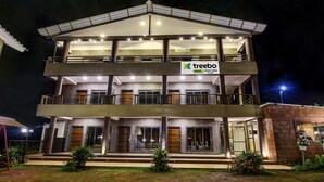 A multi-story building with a sign reading "treebo trend Garden Cottage & Lawn". - Treebo Garden Cottage & Lawn Mahabaleshwar (Mahabaleshwar)