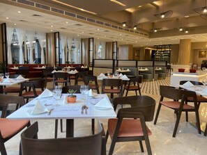 Petit déjeuner continental servi tous les jours en supplément