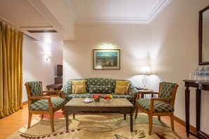 套房 | 埃及棉床单、高档床上用品、迷你吧、客房内保险箱