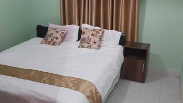 2 kamar tidur dan didekorasi berbeda-beda