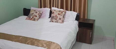 2 makuuhuonetta, yksilöllisesti sisustettu, yksilöllisesti kalustettu