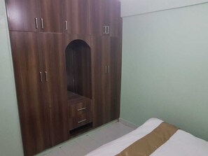 2 Schlafzimmer, individuell dekoriert, individuell eingerichtet