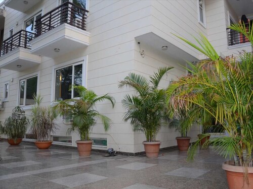 DLF GOLDEN HUT