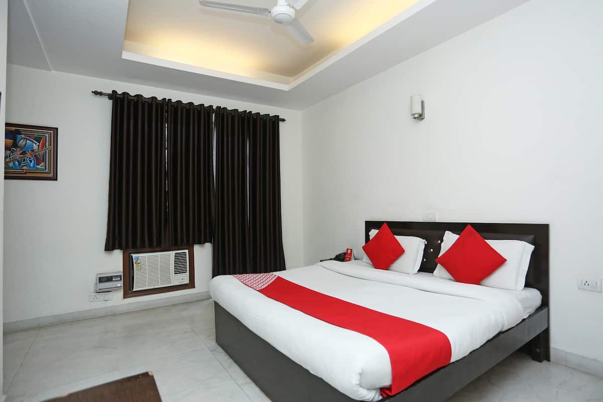 Basic Room | In-room safe, iron/ironing board