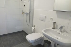 Dusj, toalettartikler (inkludert), hårføner og håndklær