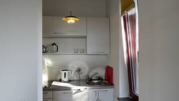 Refrigerador, placa de cocina, tetera/pava eléctrica, tostadora