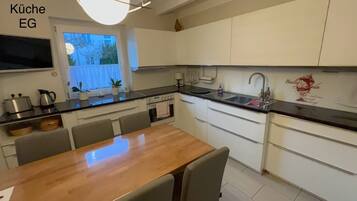 Kühlschrank, Mikrowelle, Ofen, Geschirrspüler