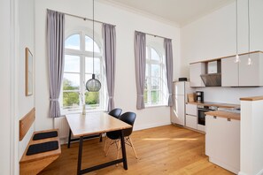 Réfrigérateur, four, lave-vaisselle, cafetiÚre/bouilloire