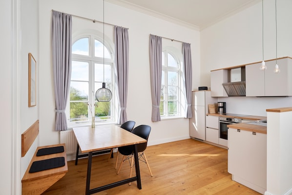 Kühlschrank, Ofen, Geschirrspüler, Wasserkocher mit Kaffee-/Teezubehör