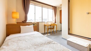 A hotel room with a bed, a desk, a chair, a lamp, and a window. - Tabist Kanko Business Hotel Matsuyama Hida Takayama (Takayama)