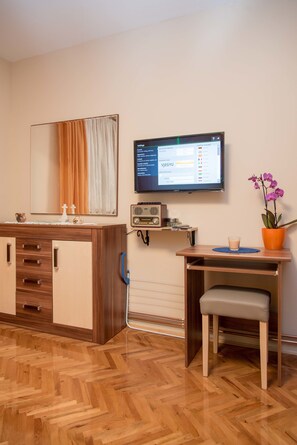 Double Room, Shared Bathroom (1) | Living area | Flat-screen TV - Rooms Vlado (Daruvar)