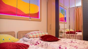 Tomannsrom, delt bad (2) | Skrivebord, ekstrasenger (inkludert), wi-fi (inkludert) og sengetøy