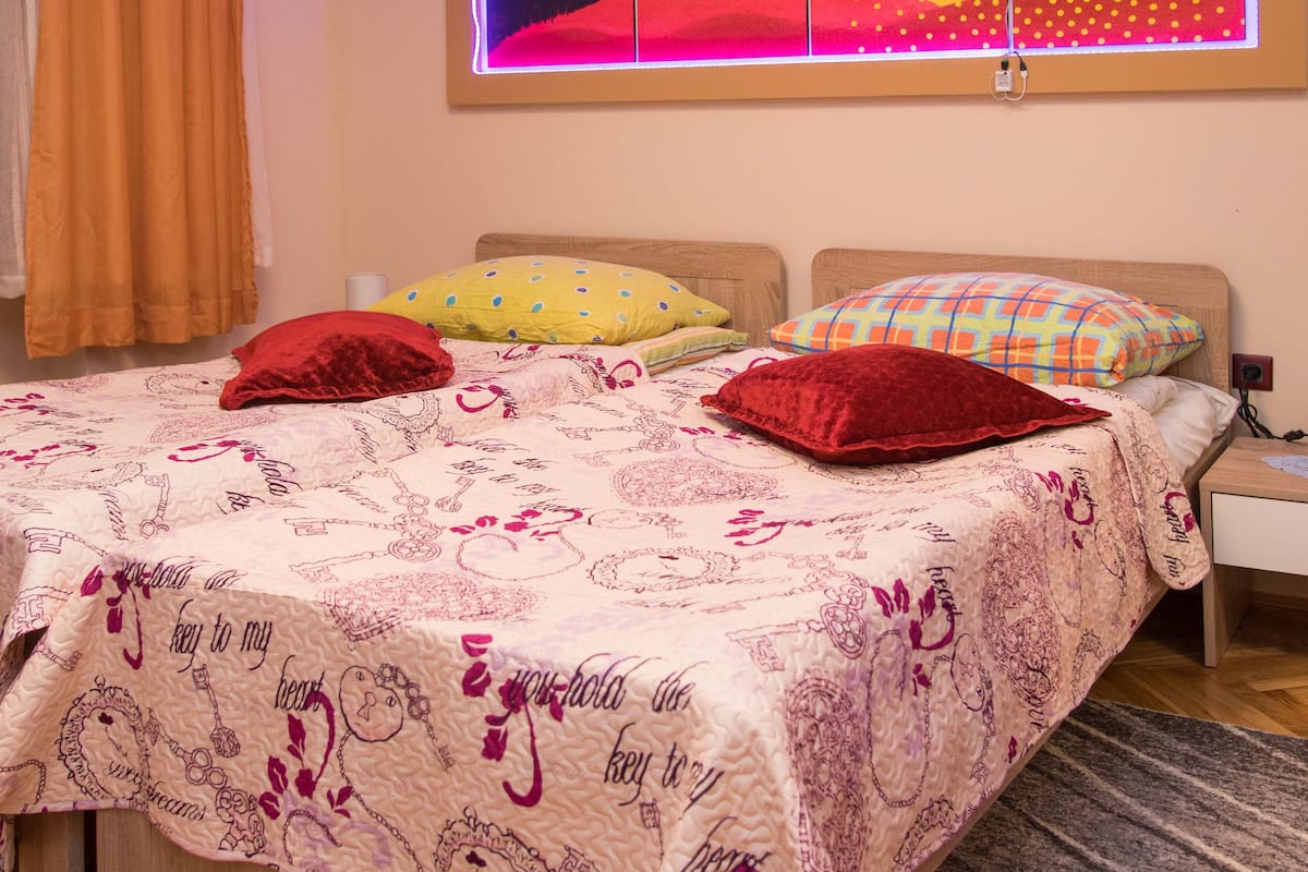 Habitación con 2 camas individuales, baño compartido (2) | Escritorio, camas extra gratis, wifi gratis y ropa de cama