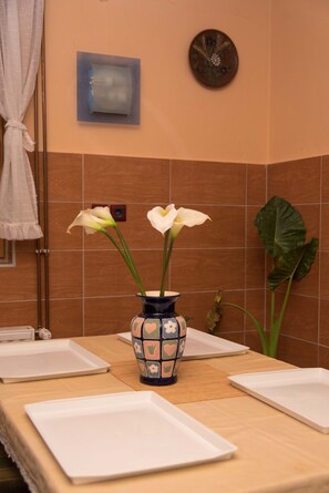 Khu vực ăn uống tại phòng