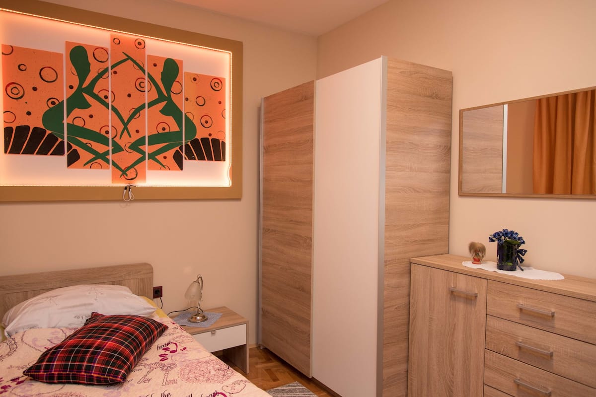 Habitación individual, baño compartido (3) | Escritorio, camas extra gratis, wifi gratis y ropa de cama